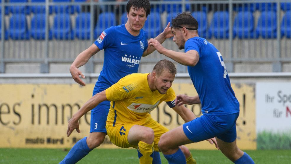 Der Bunder im Trikot des VfL Germania Leer, Lukas Koets, trug sich erneut in die Torschützenliste ein Gegen Sparta Werlte reichte es dennoch nicht.  © Foto: Bruins