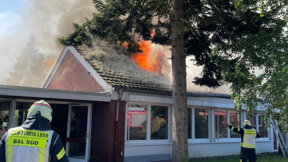 Die Löscharbeiten werden noch mehrere Stunden andauern. © Bruins: Foto: Janßen/Kreisfeuerwehr