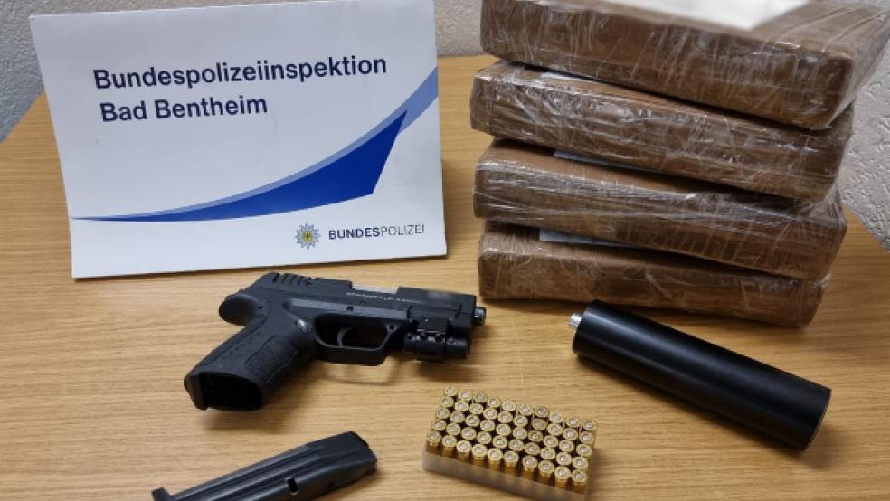 Die Beamten entdeckten in verschiedenen Verstecken insgesamt vier Päckchen von zusammengenommen rund 4,4 Kilo Kokain und eine scharfe, aber nicht geladene Schusswaffe mit einem Zielpunktprojektor und Schalldämpfer sowie 50 Schuss Munition. © Bundespolizei