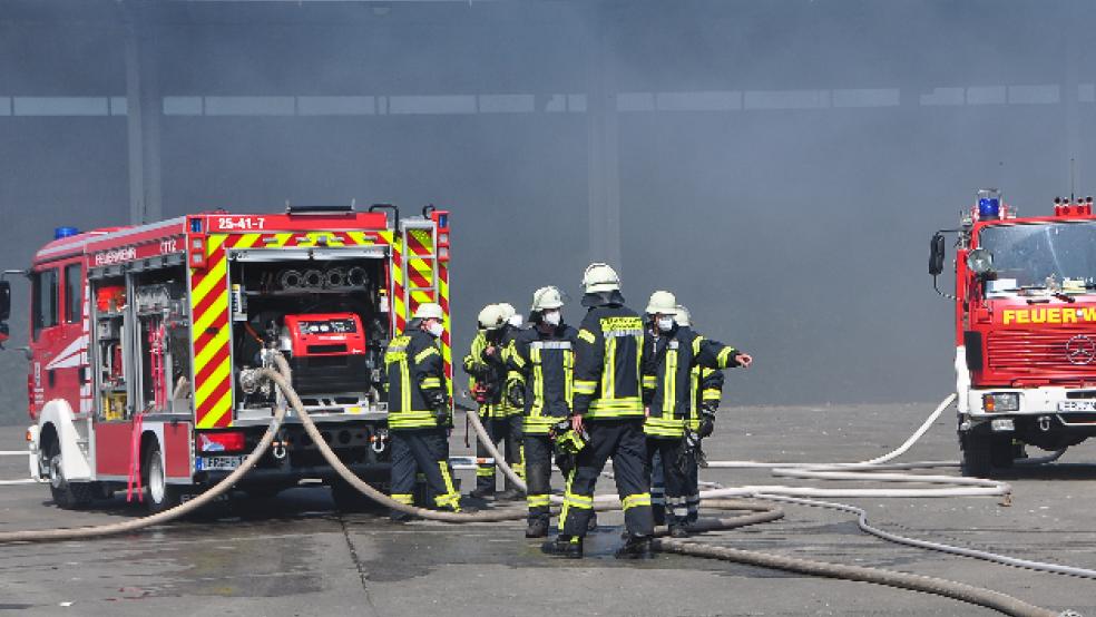 In einer Halle der Mülldeponie Breinermoor gerieten heute Mittag Papier- und Restmüll in Brand.  © Wolters