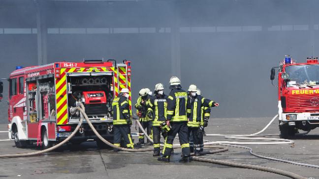Müll in Deponie-Halle fängt Feuer