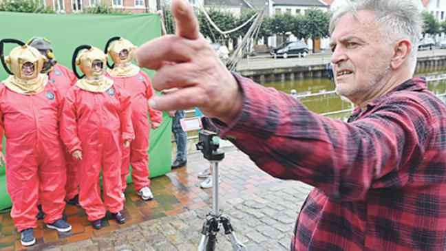 Filmemacher Wolfgang Arends drehte am Hafen in Weener