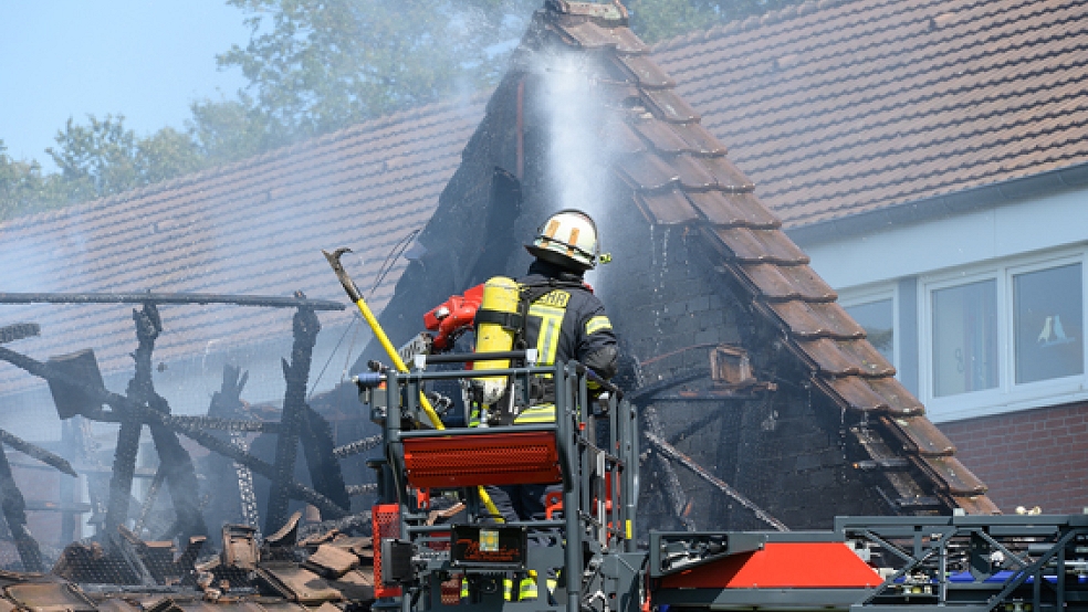 Große Zerstörungen hat das Feuer im Altbau der Grundschule in Collinghorst angerichtet.  © Foto: Bruins