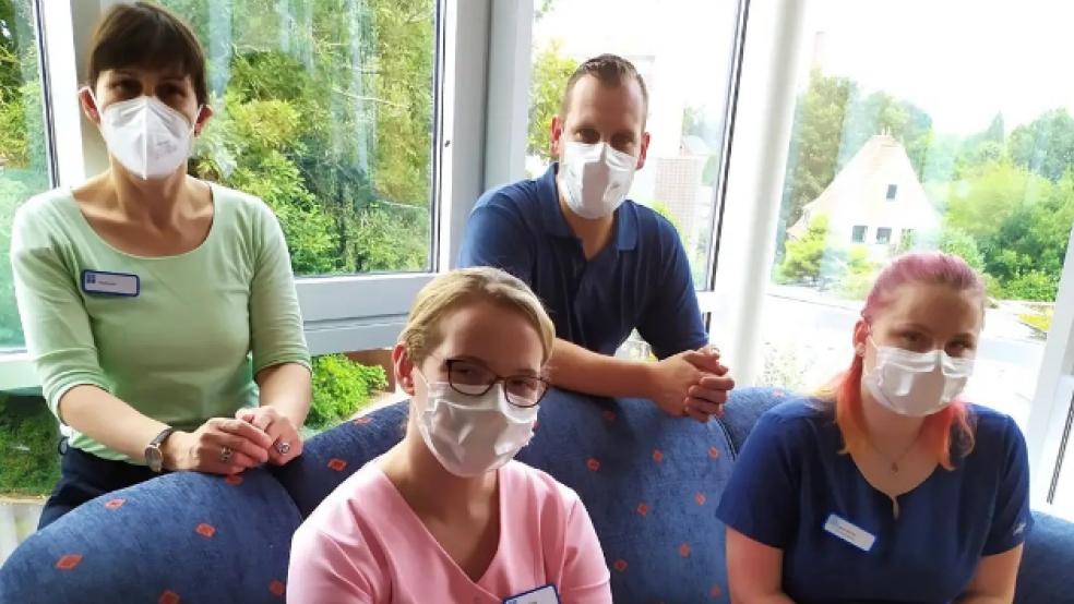 Silke Helbich verschaffte sich bei einer Hospitanz einen Einblick in den Arbeitsalltag im Altenzentrum Rheiderland in Weener. Dort traf sie sich mit Insa Trey, Karsten Randt und Lena Müller (von links). © privat