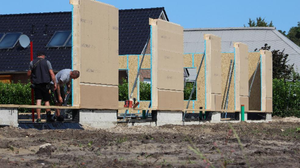 Am Leege Weg verbauen momentan Mitarbeiter der Firma Fritz Kathe Holzbau aus Vechta die Fertigelemente des Holzrahmenbaus. © Berents