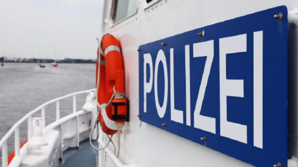 Die Wasserschutzpolizei war heute Vormittag im Emder Binnenhafen im Einsatz.  © Archiv