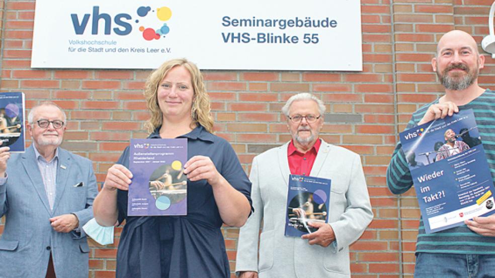 Der 1. Vorsitzende Jörg Furch, VHS-Leiterin Raphaela Huber aus Wymeer, der 2. Vorsitzende Hans Fricke und Pressesprecher Sebastian Schatz (von links) stellten das VHS-Programm für das Wintersemester vor.  © Foto: Berents