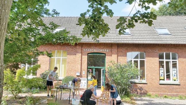 »Lesestühle« für die Bücherei in Weener