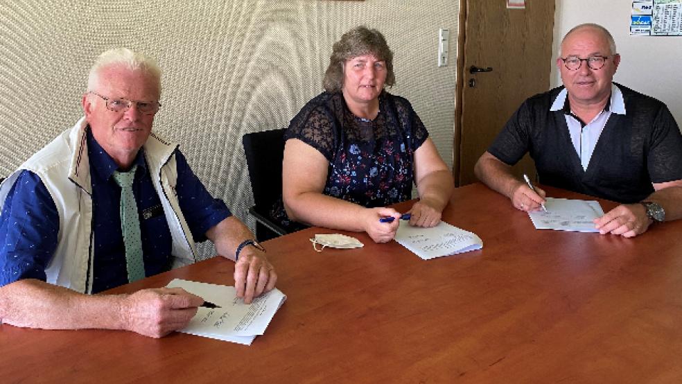 Vertragsunterzeichnung (von links): Die beiden Vorsitzenden des Kindergartenvereins, Dieter Gottwald und Heidi Bugiel, sowie Bürgermeister Hans-Peter Heikens. © Foto: Gemeinde Jemgum