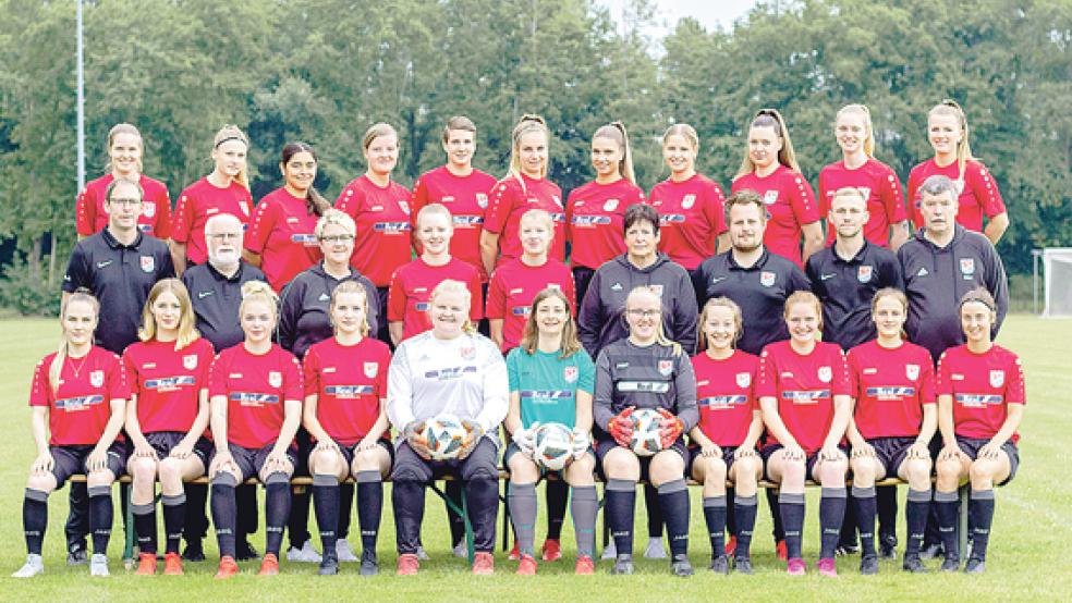 Die Mannschaft des SV TiMoNo: Oben von links: Stella Krull, Larissa Jetses, Rebecca Velarde Winter, Alina Murra, Sandra Hamphoff, Saskia Keil, Michelle van Göns, Kim Ammermann, Julia Bohlen, Anneke Kuper und Fenja Popp. Mittlere Reihe von links: Trainer Manuel Brunken, Team-Manager Hans-Jürgen Aden, Betreuerin Elke Diekmann, Lea Siemens, Marlit Eden, Athletiktrainerin Sigrid Kroon, Torwart-Trainer Nico Scholl, Trainer Jan-Henrik Koppelkamm und Betreuer Helmut Balssen. Untere Reihe von links: Lisa Schlegel, Ayleen Buttjer, Lara-Marie Cordes, Katharina Balssen, Jule Jelten, Carina Schoone, Tjalda Sangen, Diandra Röben, Kea Winkelmann, Fenna Borde und Friederike Schwarzer. Es fehlen: Alina Ferdinand, Sina Gatena, Nora Warncke und Anna-Maria Tews.  © Foto: SV TiMoNo
