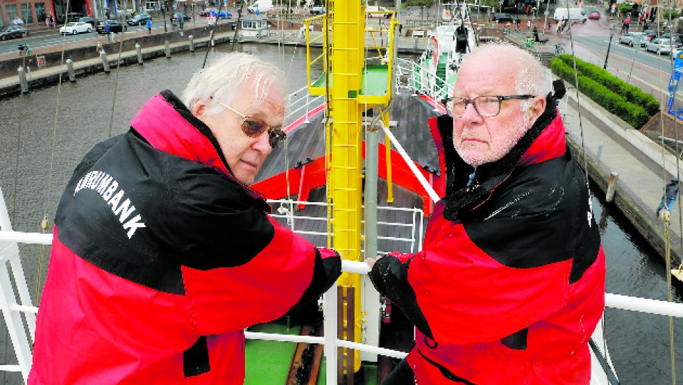 Sie sind richtig sauer auf den Bund: Heinz Salewski (links) und Heinz-Günther Buß vom Emder Feuerschiff. © Hasseler