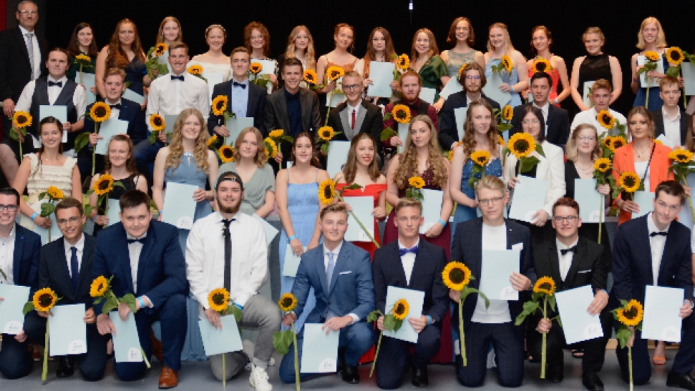 Zum Abschied gab es Sonnenblumen: die Absolventen der FCSO. 57 Schülerinnen und Schüler haben ihr Reifezeugnis bekommen. © Annette Kirsch