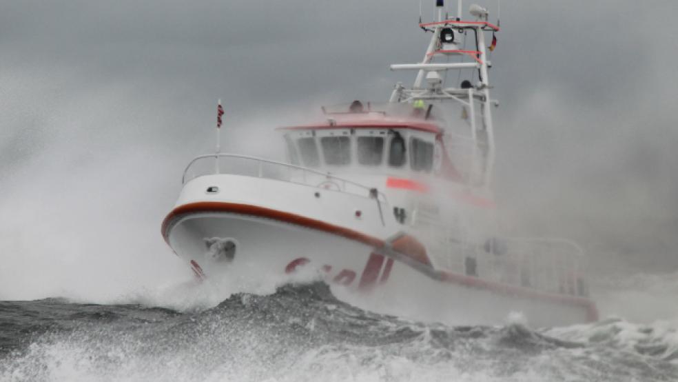 Mit im Einsatz war auch der Seenotrettungskreuzer 