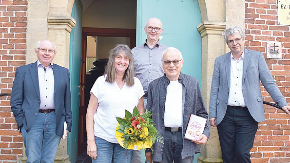 Pastor i.R. Manfred Gerke (vorne mit Ehefrau Marianne) stellte sein neues Buch »Wer den Tag beginnt mit einem Lächeln« gemeinsam vor mit (von links) Jakobus Baumann (stellvertretender Präses der Gesamtsynode), Pastor Uwe Wiarda (Kirchengemeinde Leer) und ERK-Vizepräsident Helge Johr.  © Foto: Kuper