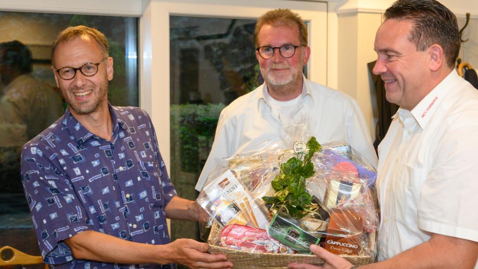 Abschied nach 13 Jahren Chorleitertätigkeit. Alexander Hanschke wurde von Andreas Bruns und Detlef Troff für seine Engagement gedankt und er wurde mit lieben Worten verabschiedet.  © Fotos: Bruins