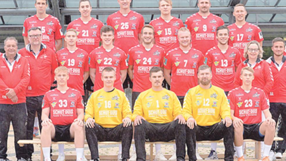 Die Mannschaft des OHV Aurich ist gespannt auf das Pokalspiel gegen den Zweitligisten TV Großwallstadt: Petar Puljic (obere Reihe von links) Nikita Pliuto, Jannes Hertlein, Sören Fuhrmann, Kevin Wendlandt, Evgeny Vorontsov; Co-Trainer Eric Hettmann (Mitte von links) Teammanager Ewald Meyer, Trainer Arek Blacha, Maxim Pliuto, Jonas Wark, Jonas Schweigart, Wilke de Buhr, Lukas Günsel, Mannschaftsärztin Renate Kleeblatt, Physiotherapeut Felix Ilmer, Fitnesstrainer Holger Erdelt; Fynn Menne (sitzend von links), Marten Jungvogel, Frederick Lüpke, Edgars Kuksa und Meno Reshöft.  © Foto: Wolfenberg/ON