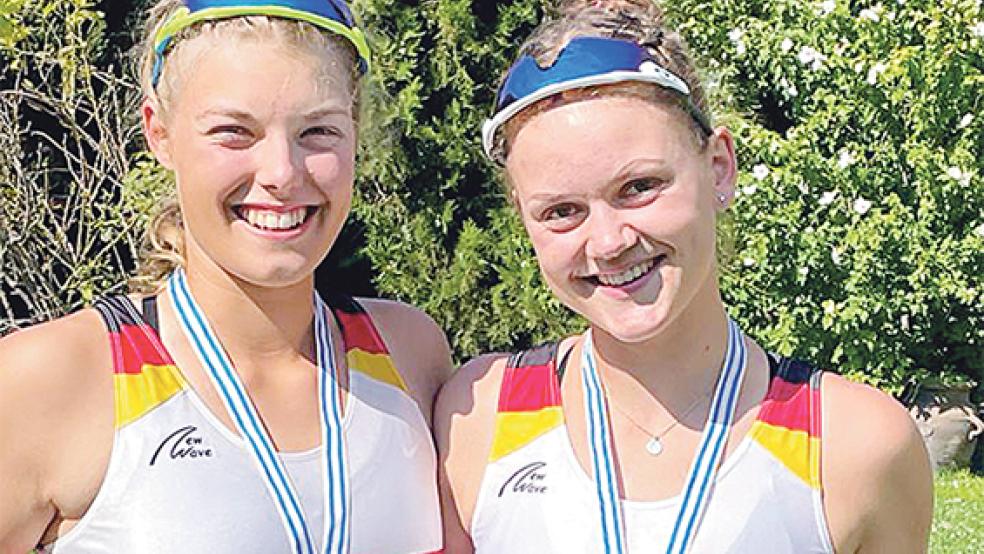 Medaillen als Lohn für die Mühen: Emma Arp (Bronze) und Andra Aumann (Silber) sind nach der U19-WM sehr glücklich.  © Foto: privat