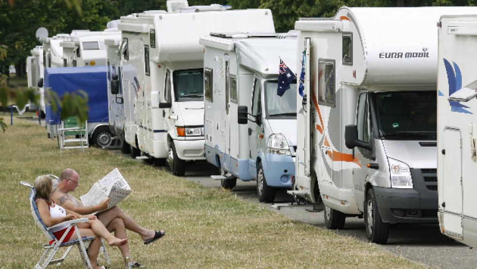 Hier hat alles seine Ordnung - allerdings sind die eigens ausgewiesenen Wohnmobilstellplätze nicht selten voll belegt. Nicht nur deshalb suchen manche Individualreisende auch im Rheiderland nach alternativen Standorten. © Symbolfoto: Haid (dpa)