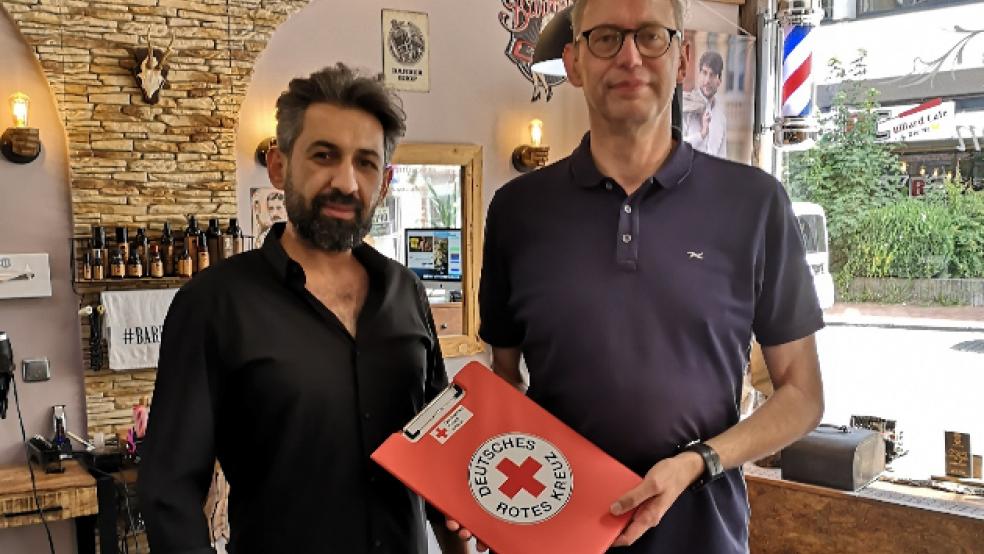 Der Leeraner Friseur Hasan Hamadeh (links, im Bild mit Sievert Hohmann vom DRK-Kreisverband Leer) spendete für die Betroffenen der Unwetter-Katastrophe. © Foto: DRK-Kreisverband Leer