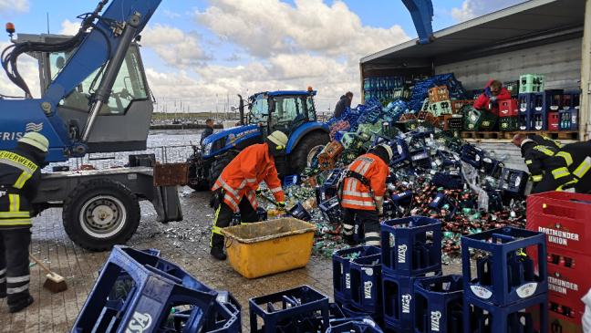 Feuerwehr räumt Getränkekisten weg