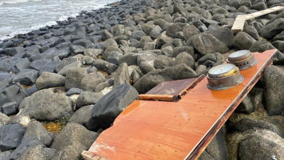 Ein Wrackteil des vor Baltrum untergegangenen Segelbootes wurde am Strand angespült und von der Feuerwehr geborgen. © Feuerwehr
