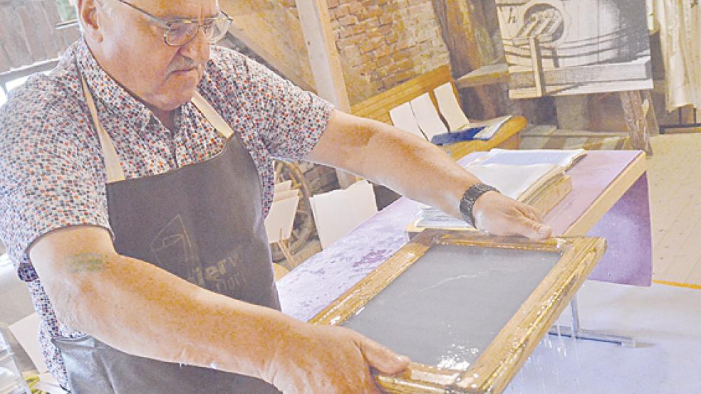 Papiermachermeister Willi Kus schöpfte im »Q´stall« Papier. © Ammermann