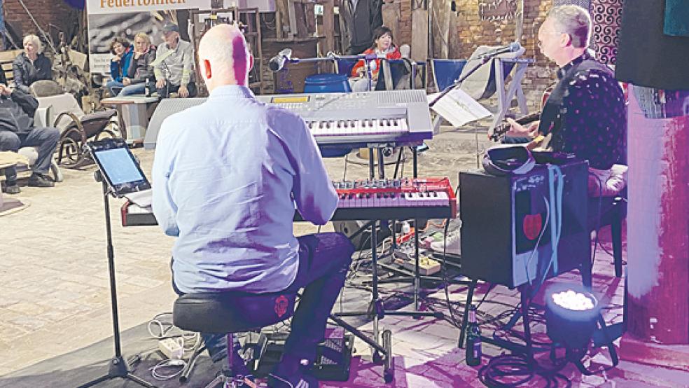 »Umbrella Sky« bei ihrem ersten Auftritt überhaupt im »Q´stall«.  © Foto: Hoegen