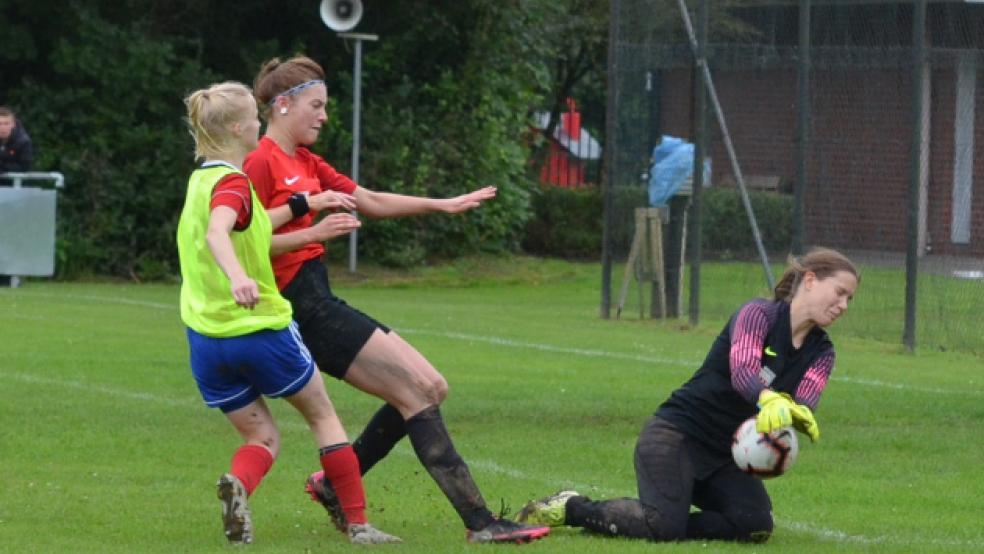 Der SV Ems Jemgum setzte sich im Bezirkspokal gegen den TuS Obenstrohe mit 2:0 durch. Beide Treffer erzielte Annika Hüncke. © Ammermann