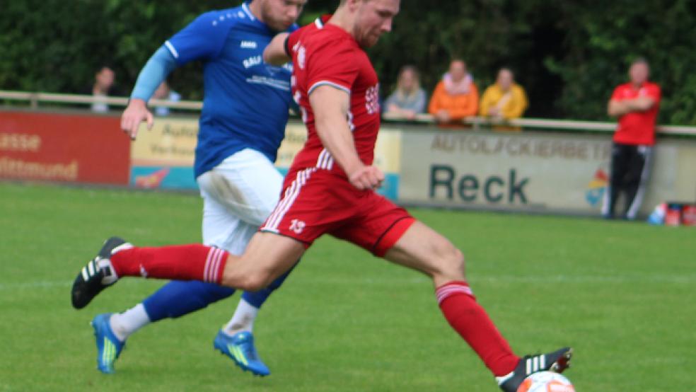 Eike Schmidt schoss gegen Borssum drei Tore. Das Foto zeigt ihn unmittelbar vor dem 3:0. © Berents