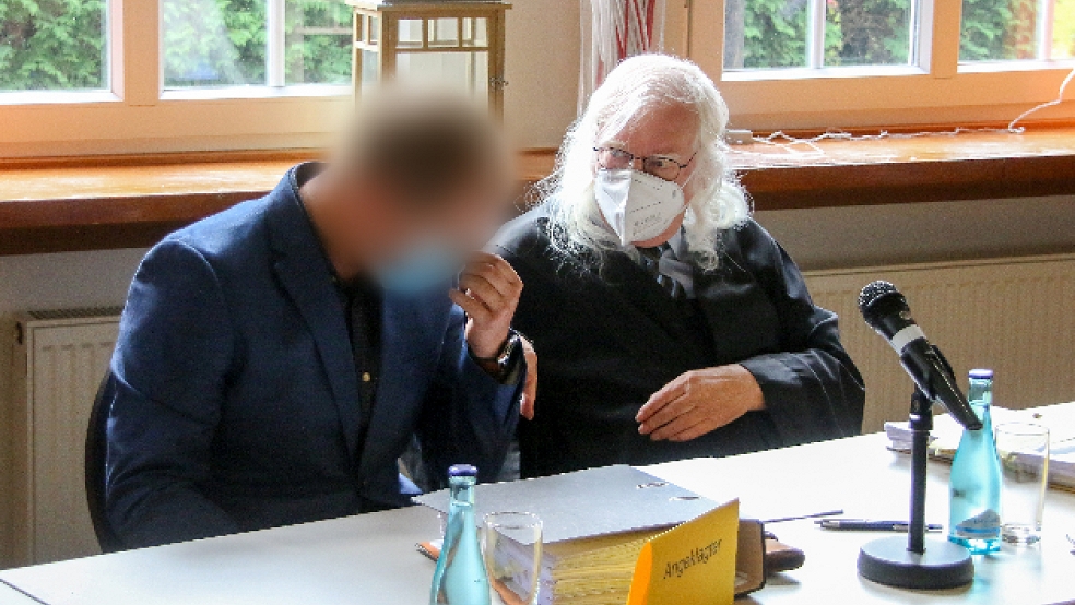 Vor dem Prozess-Auftakt am zuständigen Schifffahrtsgericht in Emden: Der Angeklagte (links) spricht mit seinem Rechtsanwalt Reinhard Nollmann.  © Foto: Stock (dpa)
