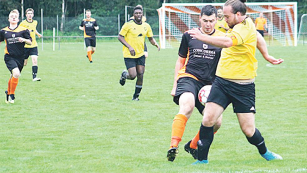 Dennis Klock (am Ball) und der SV Wymeer-Boen müssen sich über die mangelnde Chancenauswertung gegen Fabian Schmidt und die SG Stikelkamp/Jheringsfehn II/Timmel ärgern.  © Foto: Yzer