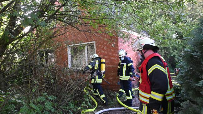 Feuerwehr löscht Zimmerbrand