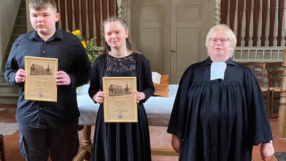 Jule Gastmann und Niels Ertwiens wurden von Pastorin Birgit Schulte-Not konfirmiert. © privat