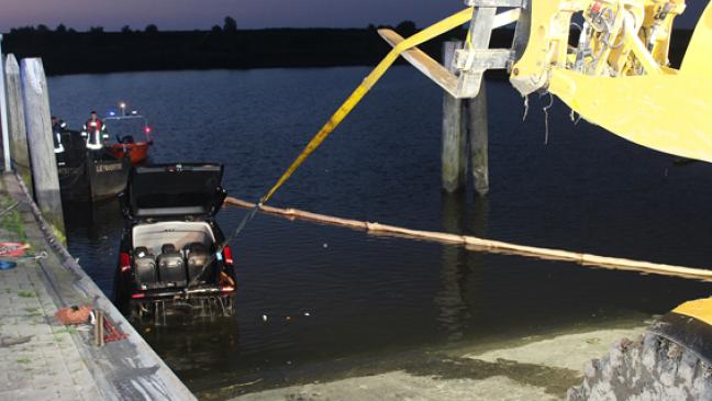 Mercedes rollt in Greetsiel ins Hafenbecken