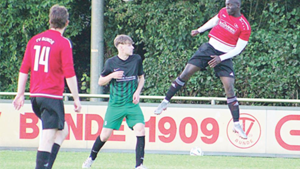 Mass Mendy hat hier zwar die Lufthoheit, über ein 0:0 gegen Völlenerkönigsfehn kam der TV Bunde III aber nicht hinaus.  © Foto: Berents