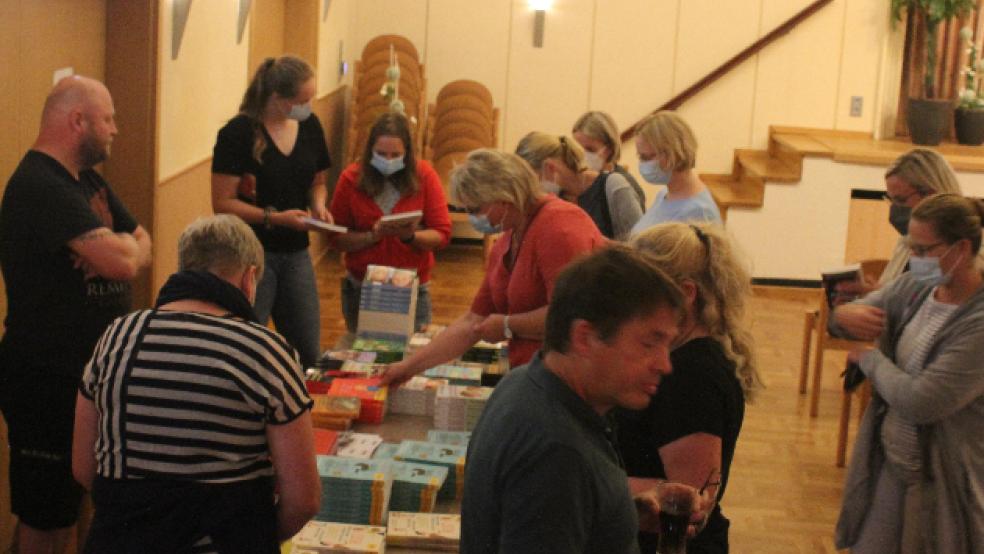 Jan-Uwe Rogges Ausführungen kamen bei den Eltern im Saal gut an. Entsprechend groß war das Interesse an den Büchern des Erziehungsexperten. © Berents