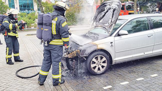 Audi gerät auf dem Ostersteg-Parkplatz in Leer in Brand