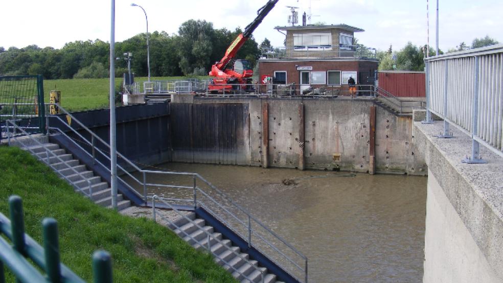 Im Zuge der laufenden Sanierung der Leeraner Seeschleuse muss ein Großteil der noch anstehenden Arbeiten bei geöffneter Klappbrücke durchgeführt werden. © Foto: Szyska