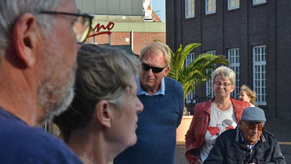 Zum Gedenken auf dem Denkmalsplatz kam mit dem 96-jährigen Albrecht Weinberg (rechts) ein Überlebender der Shoa, der Esther Bejarano persönlich kannte. © Foto: Ammermann