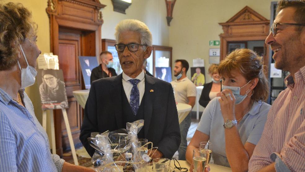 Bei der Eröffnung der Ausstellung im historischen Rathaus in Leer: Bürgermeisterin Beatrix Kuhl spricht mit Musiker Victor Stanley (von links). Rechts im Bild: Rüdiger Barten, der Interviews mit den fotografierten Musikern führte. © Foto: Ammermann