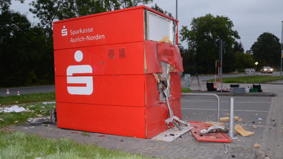 Die Polizei sucht nach der Sprengung eines Geldautomaten in Riepe in der Nacht zum Donnerstag Zeugen.  © Polizei