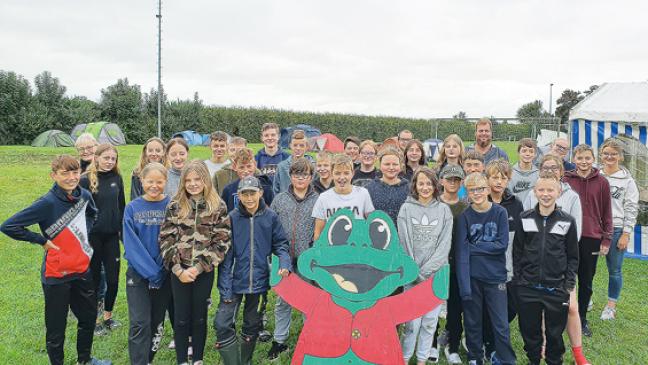 Zeltfreizeit auf dem Sportplatz