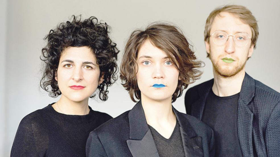 Athina Kontou (Kontrabass), Luise Volkmann (Altsaxophon) und Dominik Mahnig (Schlagzeug) eröffnen mit ihrem Trio Autochrom am 5. September das neue Programm der Leeraner Konzertreihe »Jazz live im Speicher«.  © Foto: privat / Ehling