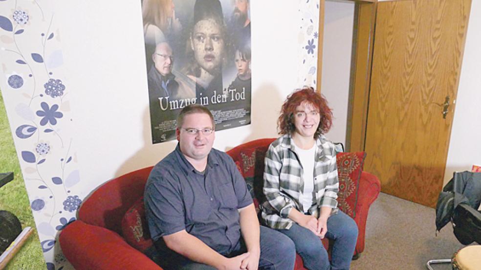 »Viel Leidenschaft in das Projekt gesteckt«: Produzent Bastian Kramer mit Petra Anderseck, die in dem Film eine mysteriöse Nachbarin spielt.  © Foto: Jürgens