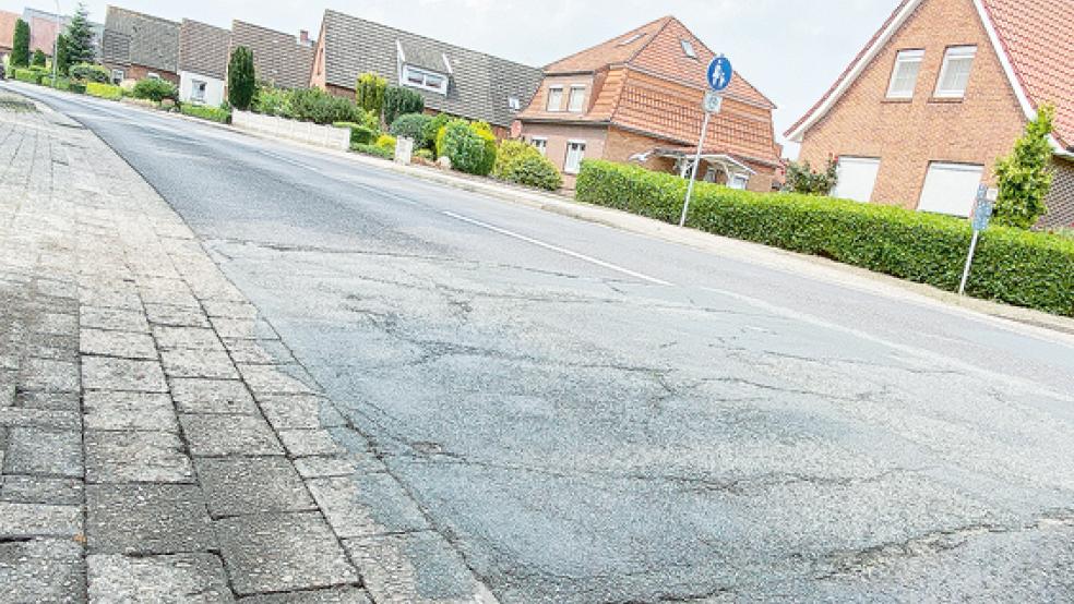 Die Sanierung der Graf-Edzard-Straße in Weener sollte längst begonnen haben. Doch es gibt Probleme.  © Foto: Hanken