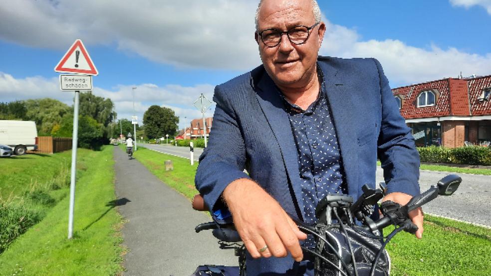 Seit seinem Amtsantritt vor fünf Jahren weist Bürgermeister Hans-Peter Heikens gemeinsam mit Ortsvorsteher Jan Spin die zuständige Landesbehörde in Aurich immer wieder auf die Radwegschäden an der L 15 in Jemgum hin - ein Thema, an dem er dranbleiben will. © Foto: Szyska