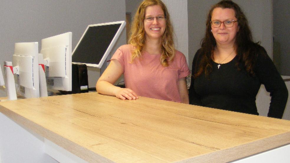 Nadja Schiller und Sabine de Vries (von links) waren in den vergangenen Tagen im Umzugsstress. Ab Montag sind die Mitarbeiterinnen der Tourist-Info der Gemeinde Jemgum in den neuen Räumen an der Sielstraße in Ditzum für Übernachtungsgäste und Ausflügler ansprechbar. © Foto: Szyska