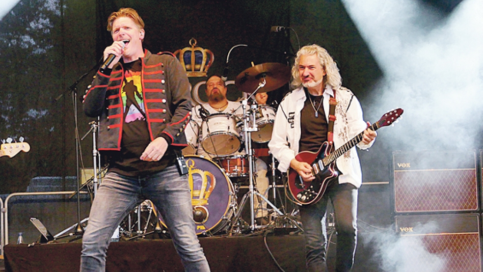 Rund 400 Zuschauer waren vom Auftritt der Tribute-Band »We rock Queen« angetan.  © Foto: Jürgens
