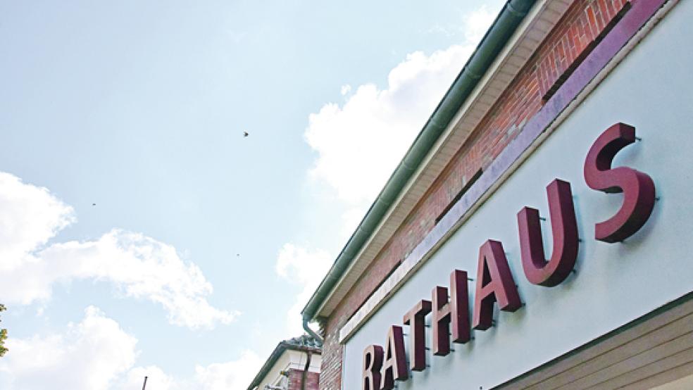 Im Marienhafer Rathaus wurden Briefwahlunterlagen nicht korrekt eingetütet. Das hatte Folgen.  © Foto: Dirks