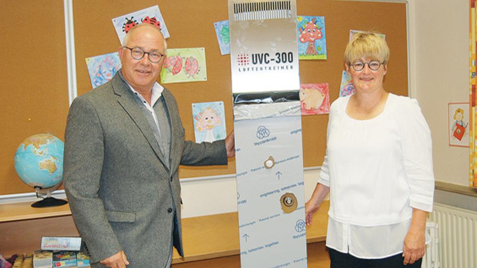 Der erste Luftentkeimer ist bereits in der Grundschule Jemgum eingetroffen, hier im Bild mit Bürgermeister Hans-Peter Heikens und Schulleiterin Britta Worpenberg. Die übrigen zehn Geräte sollen bald geliefert werden.  © Foto: Hoegen
